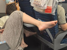 女子高铁上脱鞋图片