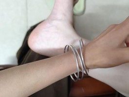 女生白皙漂亮的脚丫