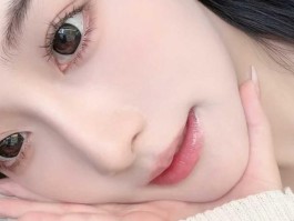 白的发光的女生粉粉的嘴唇
