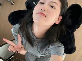 女同事很喜欢自拍，我只能偷偷看她