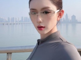 河边穿紧身衣的女人