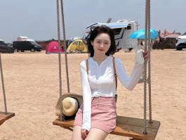 女生沙滩荡秋千