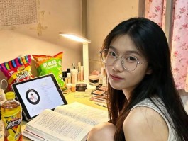戴眼镜的女生的脚丫