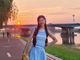 穿白袜子的可爱眼镜妹