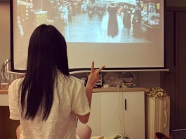 地铁上没男友的女生，碰了一下太敏感了
