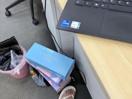 女同事都不穿袜子了，一股脚臭味
