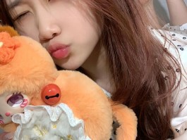 女友躺在床上照片